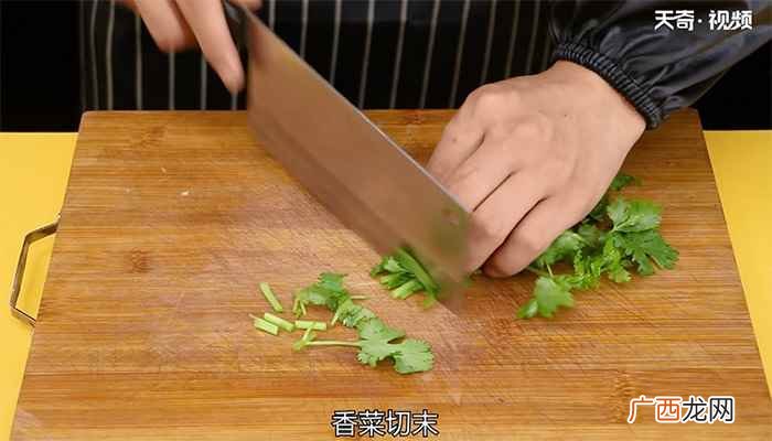 鱼身上葱丝和香菜的步骤 清蒸鳜鱼的做法