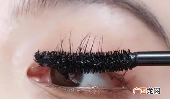 下眼睫毛的妆容可以让眼睛看起来更加明亮有神 下眼睫毛怎么刷妆