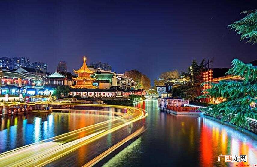 南京古称“金陵”,在长江中下游地区,是著名的长江三角洲城市之