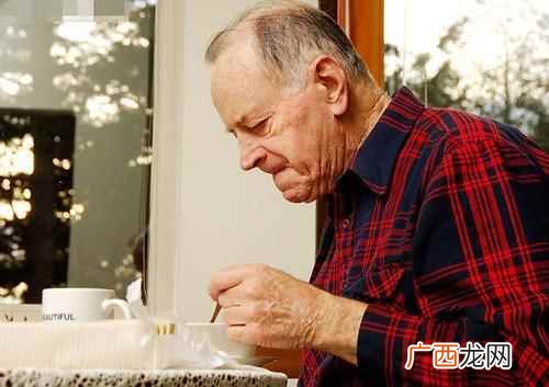 喝汤来养胃老人饭前喝点汤对身体更有好处 喝汤的好处