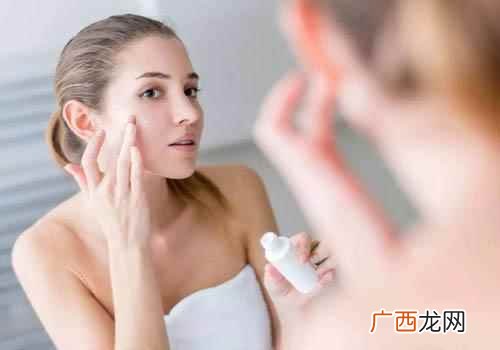 夏天脸上长痘是怎么回事 为何夏天脸上长痘痘