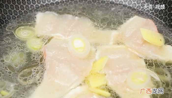 白醋、白糖、胡椒粉、鸡精 醋椒鱼汤的做法