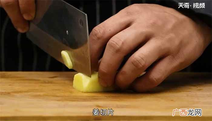 白醋、白糖、胡椒粉、鸡精 醋椒鱼汤的做法