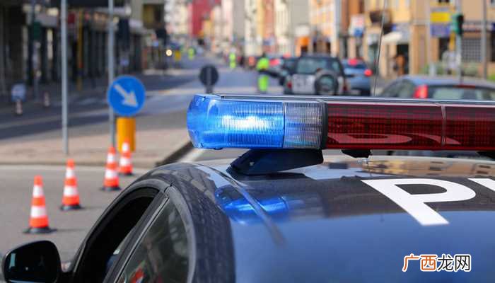 梦见被警察追捕到处躲藏表示你对这个社会有些反抗性 梦见被警察追捕到处躲藏预示什么