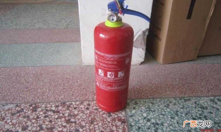 用灭火器进行灭火的最佳位置是什么