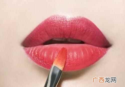 涂了口红嘴唇干怎么办 涂了口红嘴唇干