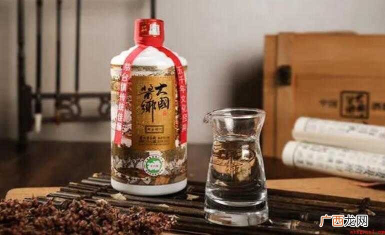 中国白酒的香型细分下来多达12种之多,其次是酱香型 酱香型白酒和浓香型白酒的八大区别是什么