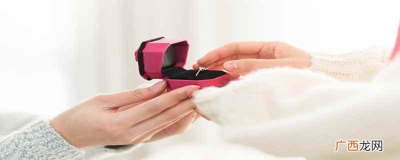 男生的结婚戒指戴在左手无名指 结婚戒指戴哪只手