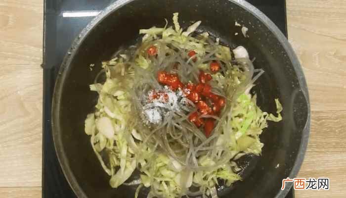 小米辣怎么做好吃 包菜炒粉丝的做法