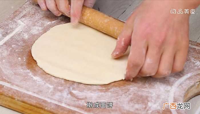 披萨上火烤15分钟即可 芝士披萨