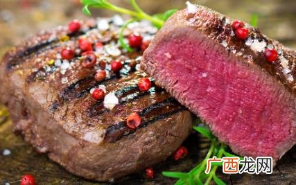 煎牛排的师傅怎么判断牛排几分熟 如何看牛排煎到几分熟了