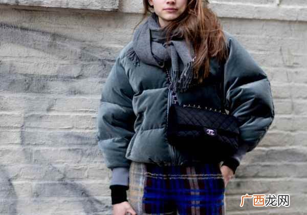 羽绒服的鸭毛味如何去除 羽绒服有鸭毛味的危害