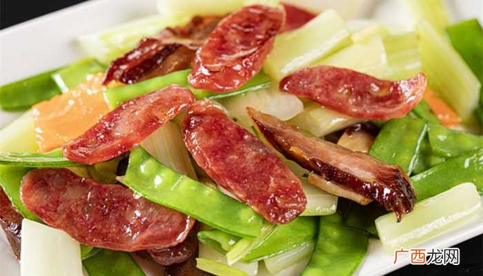 香肠和辣椒、洋葱、土豆、蒜苔、荷兰豆、包菜等一起炒好吃 香肠和什么炒好吃