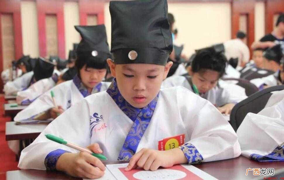 半包围结构的半包围字的特点是什么