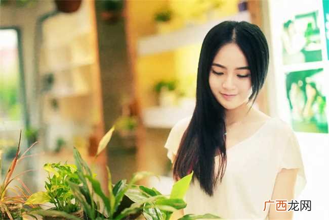嘴唇上长痣代表什么嘴巴上面长个痣命运不太好 嘴巴上面长个痣是什么命运