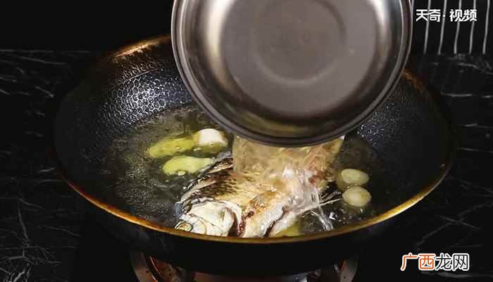 鲫鱼炖豆腐的做法家常 鲫鱼炖豆腐的做法