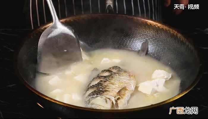 鲫鱼炖豆腐的做法家常 鲫鱼炖豆腐的做法
