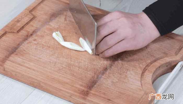 韭菜花炒鱿鱼做法大全 韭菜花炒鱿鱼做法