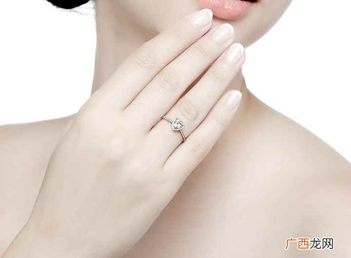 女生右手中指戴戒指什么意思 女生左手中指戴戒指什么意思