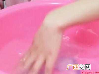 84泡黄的衣服怎么变白