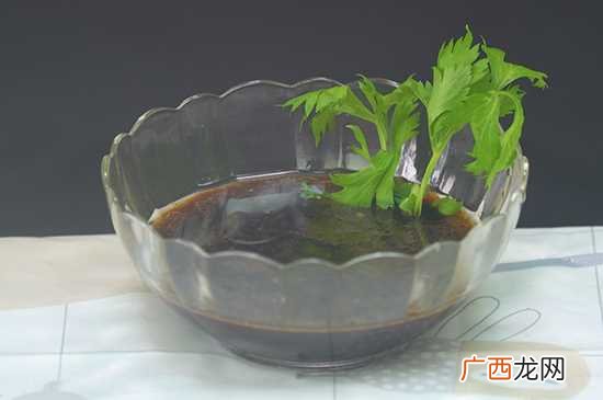 卤水做法准备食材:小茴香、花椒、八角、冰糖、酱油、花雕酒、食 卤水的做法