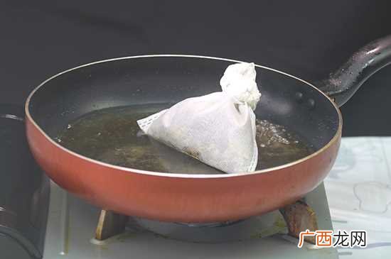 卤水做法准备食材:小茴香、花椒、八角、冰糖、酱油、花雕酒、食 卤水的做法