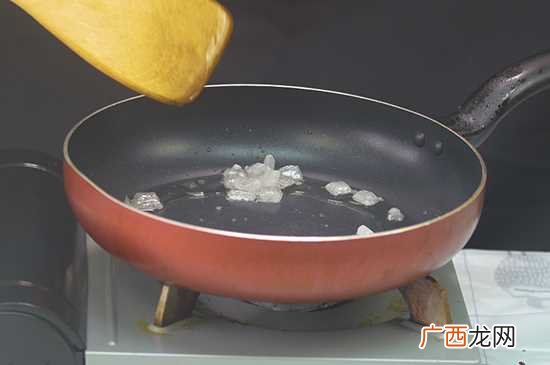 卤水做法准备食材:小茴香、花椒、八角、冰糖、酱油、花雕酒、食 卤水的做法