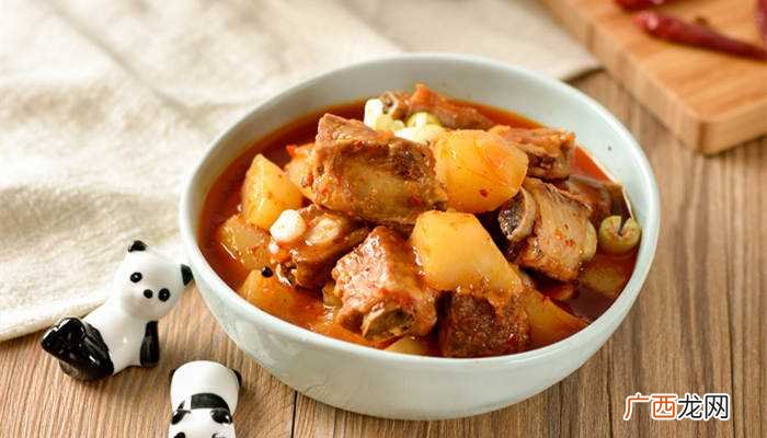 土豆可以和牛肉、排骨、洋葱、豆角、青椒、鸡肉、火腿肠、茄子等 土豆和什么一起炒