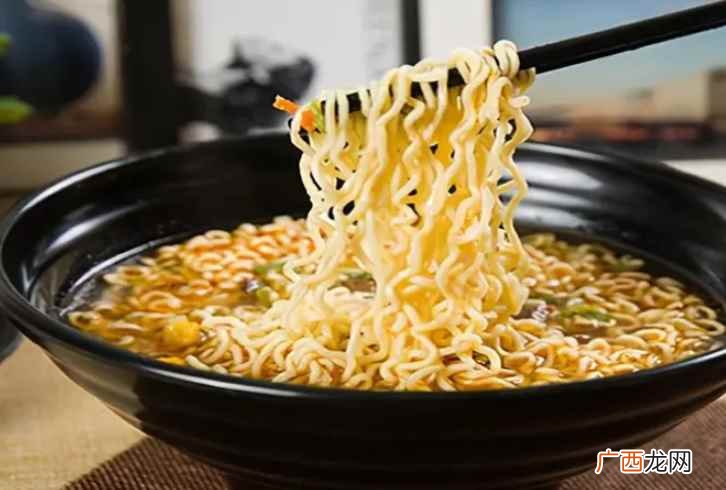 方便面一般用开水泡3分钟左右就可以食用了 泡面泡几分钟最好吃