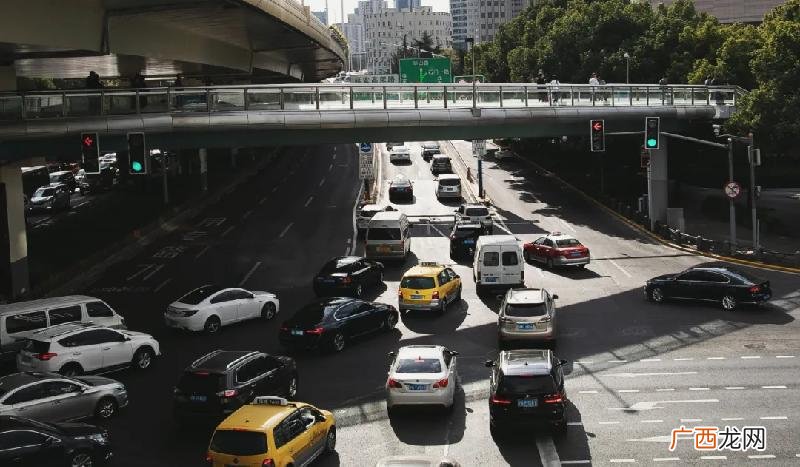 通过没有交通信号灯的路口 没有交通信号灯的路口怎么通过