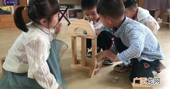 内心自卑的孩子会表现出认生怕羞、过于谦让、没有主见 ?自卑的孩子一般都表现出哪些现象