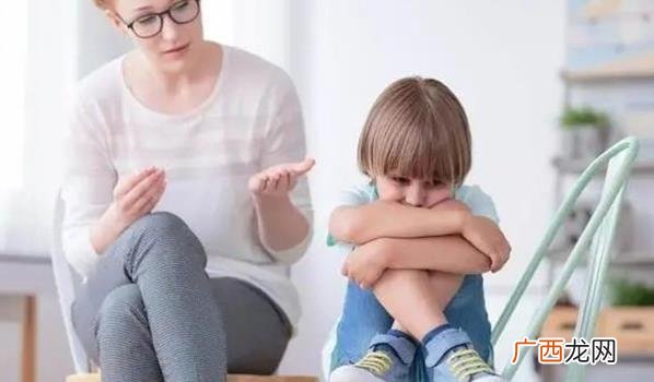 内心自卑的孩子会表现出认生怕羞、过于谦让、没有主见 ?自卑的孩子一般都表现出哪些现象