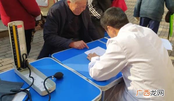 为当地居民提供免费的医疗服务 清明假日的满族乡义诊医生来到家门口