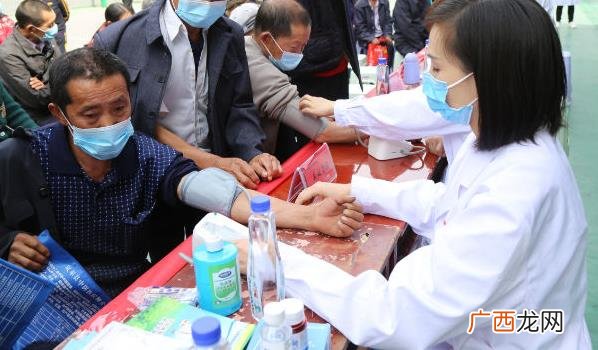 为当地居民提供免费的医疗服务 清明假日的满族乡义诊医生来到家门口
