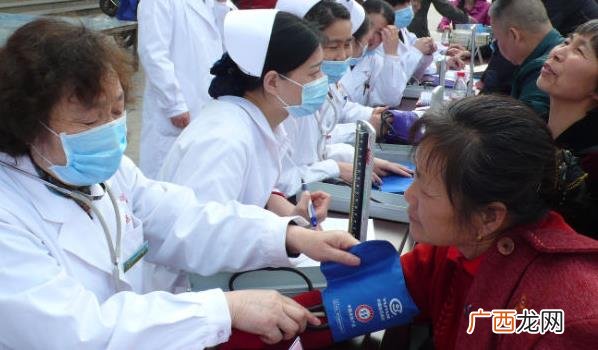 为当地居民提供免费的医疗服务 清明假日的满族乡义诊医生来到家门口