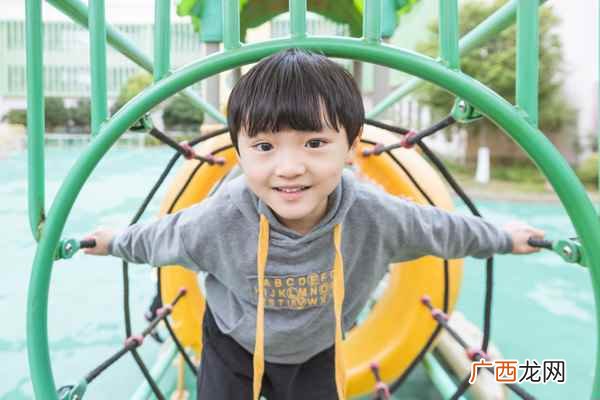 小孩多动症的表现真实视频 小孩多动症的表现有哪些