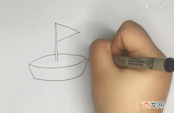 我们先把小船上的红旗画出来 小船简笔画