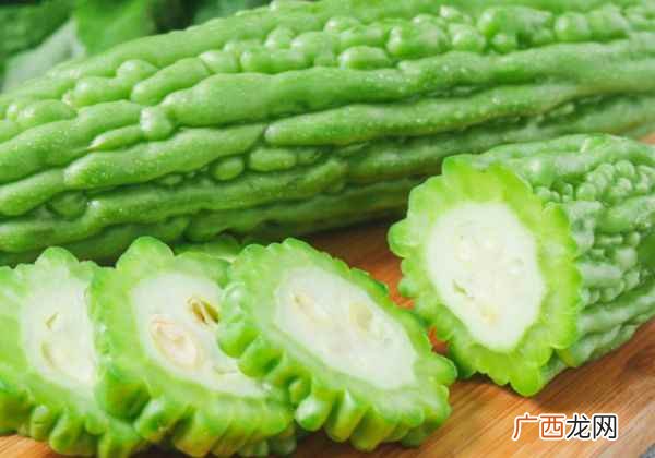 黄瓜和面粉混合 简单自制面膜的方法