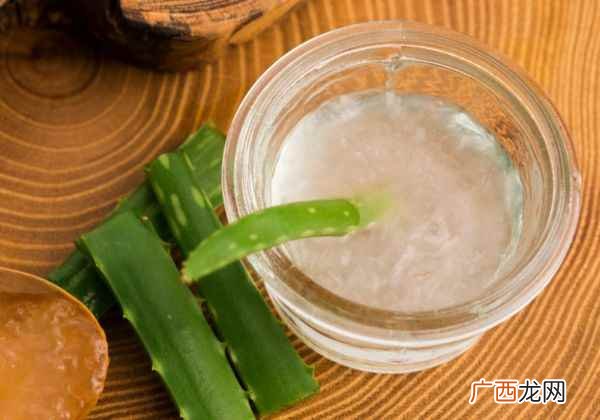 黄瓜和面粉混合 简单自制面膜的方法