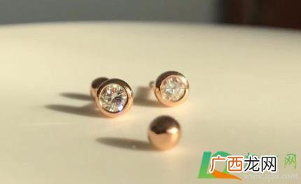耳骨打耳洞后来长了疙瘩怎么治疗 耳朵打耳洞长了个疙瘩怎么消除
