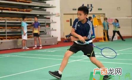 羽毛球拍4u和5u的区别 羽毛球拍4u和5u代表什么