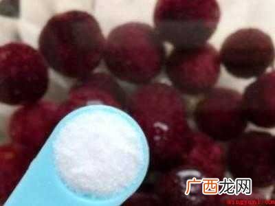 杨梅怎么吃的具体操作步骤 杨梅怎么吃的