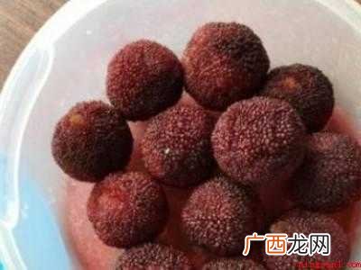杨梅怎么吃的具体操作步骤 杨梅怎么吃的