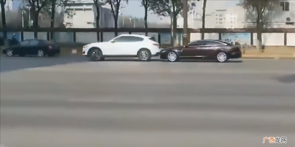 俩老板因员工跳槽开豪车互撞,玛莎拉蒂、捷豹街头大战!