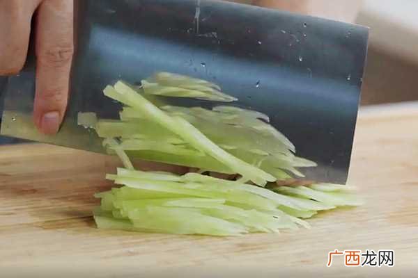 凉拌莴笋丝怎么做好吃 凉拌莴笋丝的做法