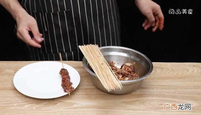 烤羊肉串怎么做好吃 烤羊肉串的做法