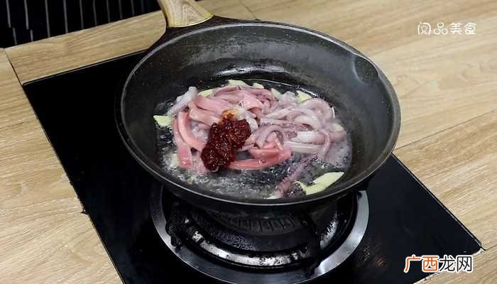 洋葱爆炒鱿鱼怎么做好吃 洋葱爆炒鱿鱼的做法
