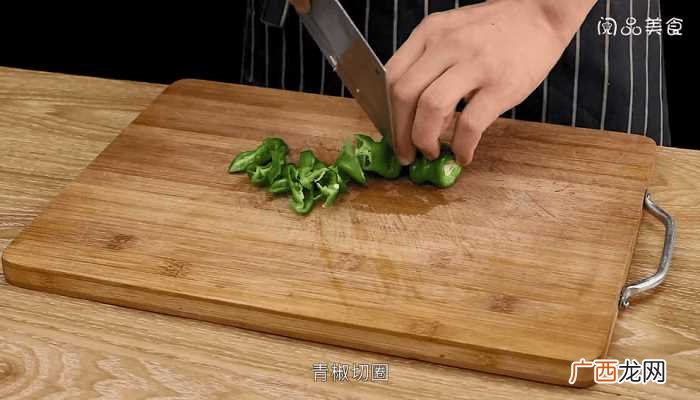 蛤蜊洗净用盐水静养2小时吐沙 爆炒蛤蜊