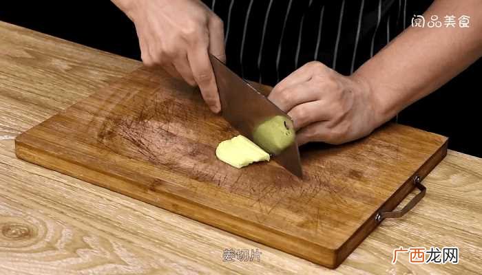 蛤蜊洗净用盐水静养2小时吐沙 爆炒蛤蜊