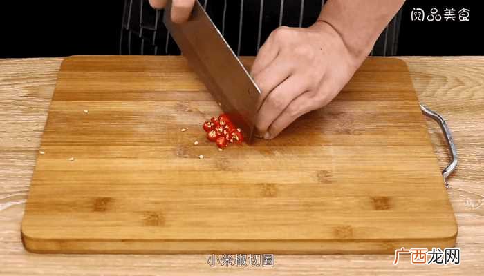 蛤蜊洗净用盐水静养2小时吐沙 爆炒蛤蜊